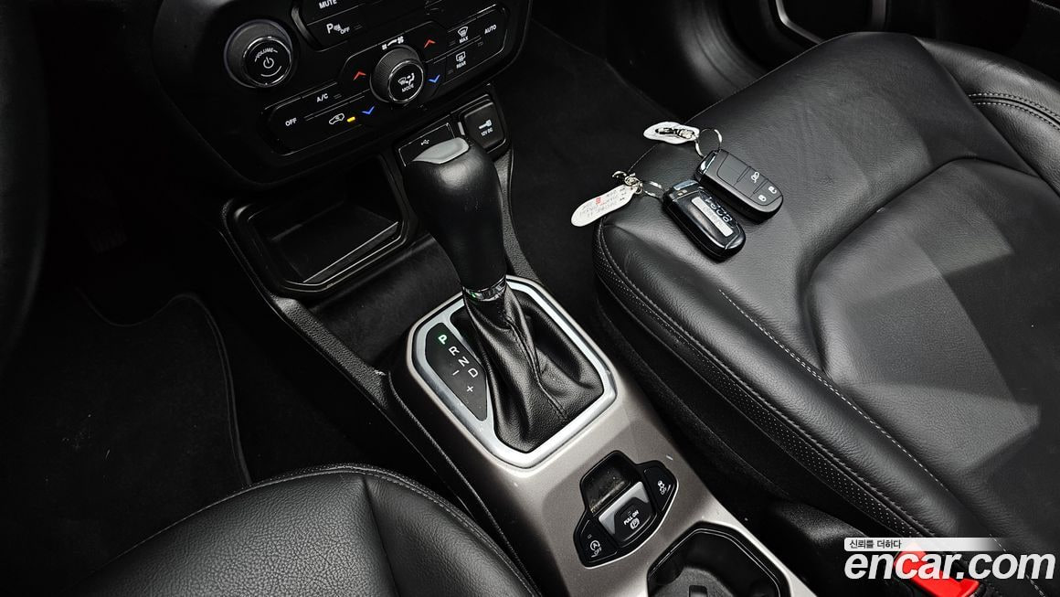 Jeep Renegade — фото 13