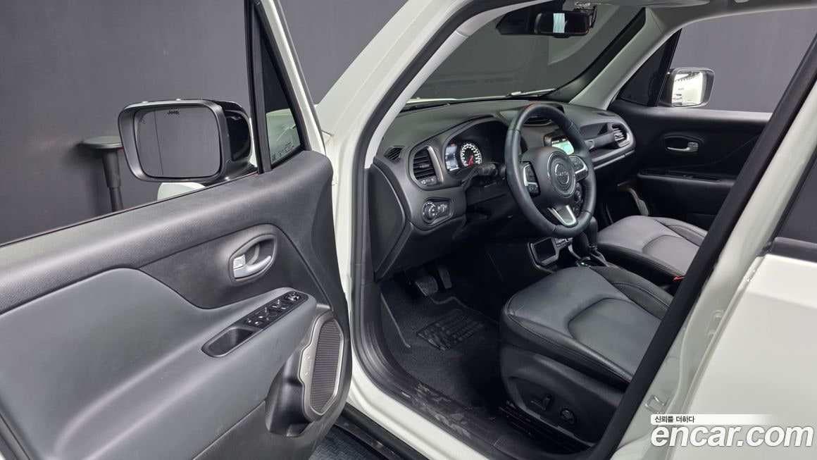 Jeep Renegade — фото 11