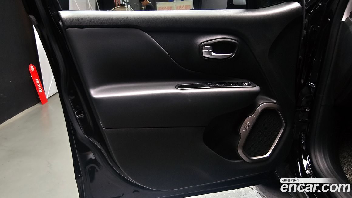 Jeep Renegade — фото 10